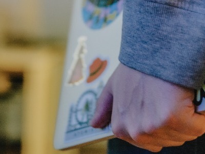 Medarbeider bærer PC