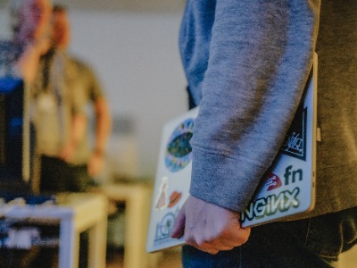 Mac med klistremerker