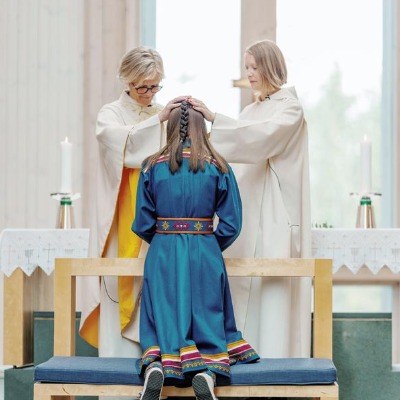Forbønn med håndspåleggelse i konfirmasjon – foto Ørjan Marakatt Bertelsen