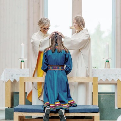 Forbønn med håndspåleggelse i konfirmasjon – foto Ørjan Marakatt Bertelsen