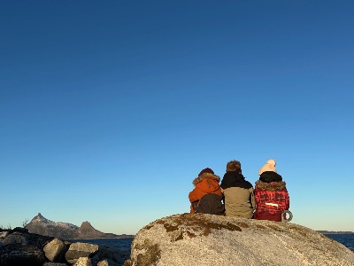 barn med utsikt mot hestmannen