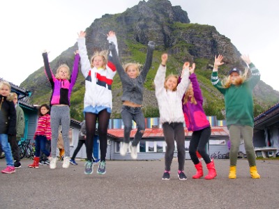 Lovund skole med hoppende barn