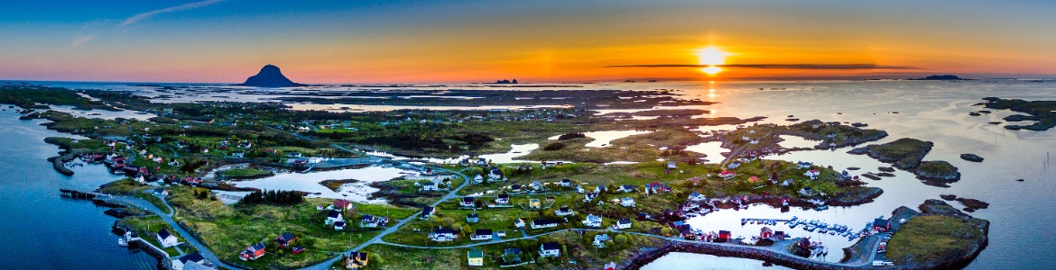 Sleneset og Lovund i kveldssol