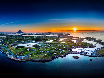 Sleneset og Lovund i kveldssol